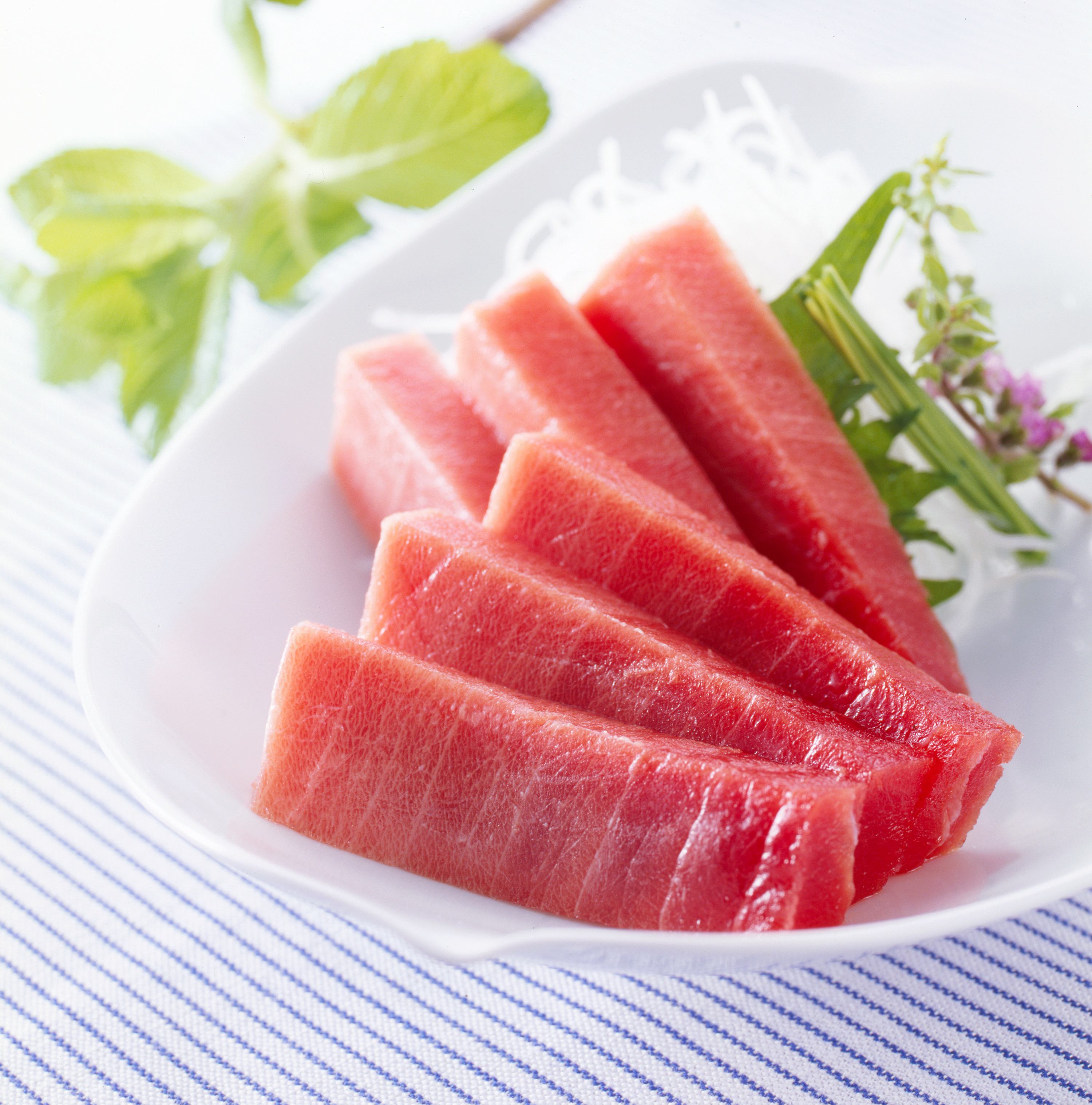 養殖本マグロ　中トロ　柵　皮つき　約200ｇ
